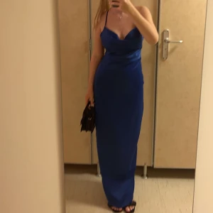 Balklänning - Säljer min jätte fina balklänning från asos, använd 1 gång så den är gott som ny💕