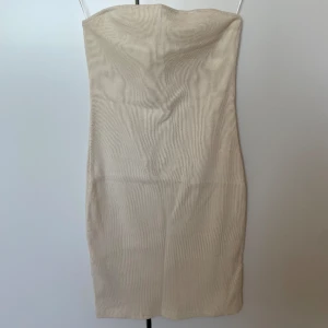 Tight tubklänning  - Helt oanvänd tight, armlös klänning från Mango. 