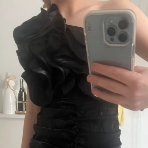 Festklänning  - Sjukt din festklänning! Stor volang och glansig💗