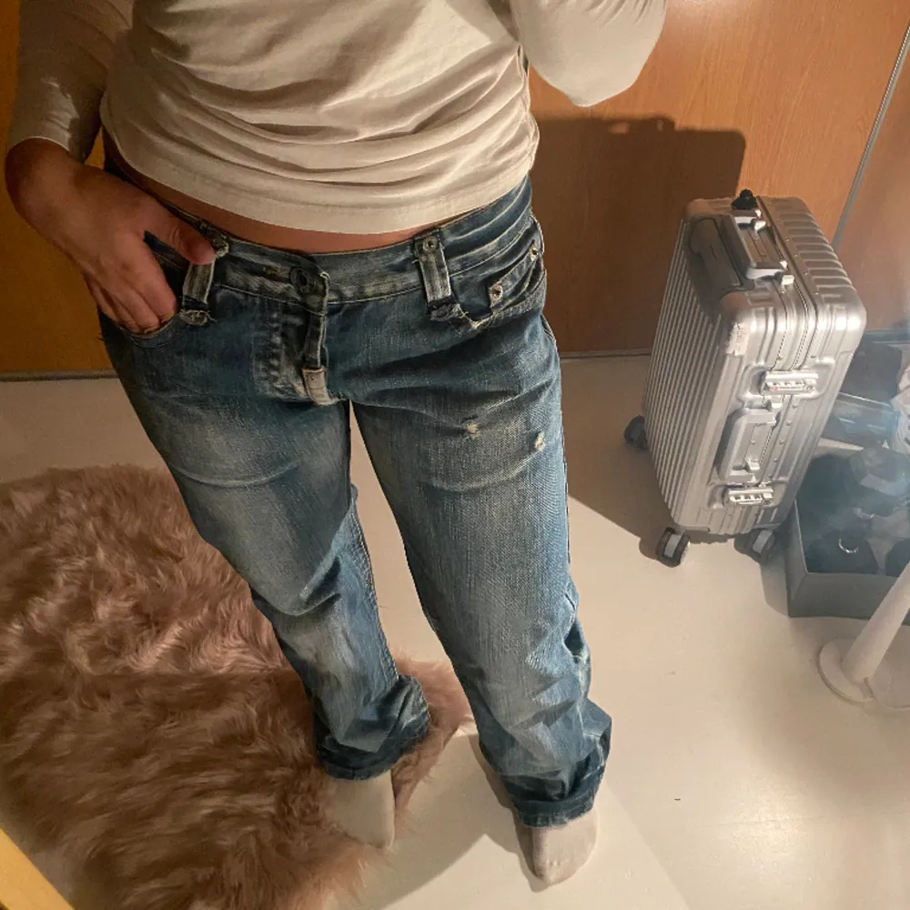 Superfina b-ragged jeans i fint skick, älskar trycket där bak! W 30 L 40. Jeans & Byxor.