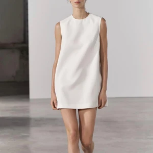 KLÄNNING ZARA - Säljer denna fina då jag fick hem fel storlek och inte hann returnera🙌 Lappen kvar och köpt för 400🫶