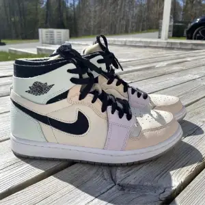 Superfina pastell färgade Nike Air Jordan som inte kommit till användning tyvärr..använd endast 3 ggr. Box tillkommer. Pris kan absolut diskuteras. Köpta nya för 2200kr💗 vill bli av så jag får mer plats☺️