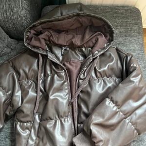 Jacka  - Fin ”puffer jacket” från hm som inte kommer till användning Storlek xxs men skulle säga att den är mer xs/s  Skriv för fler bilder 💜