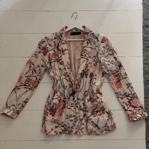 Kavaj  - Kavaj från zara. Jag är storlek XS och har använt den som en oversize kavaj. Den är L. 