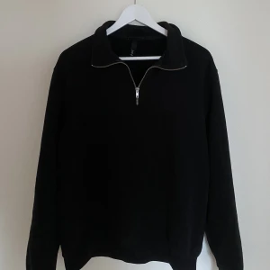 Half zip - Half zip i bra skick. Säljes då den är för lite. Skick 8/10, lite solblekt annars inget. Nypris 300kr. Pris går att diskutera