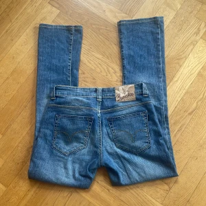 Lågmidjade bootcut jeans  - Hej! Säljer dessa jeans då de inte passar. Jag skulle beskriva jeansen som lågmidjade och lite bootcut. Tyvärr har byxorna en liten reva på baksidan men är knappt märkbar. Mått:midja 36, innerbenslängd 76. Skriv om du har några funderingar! 💕