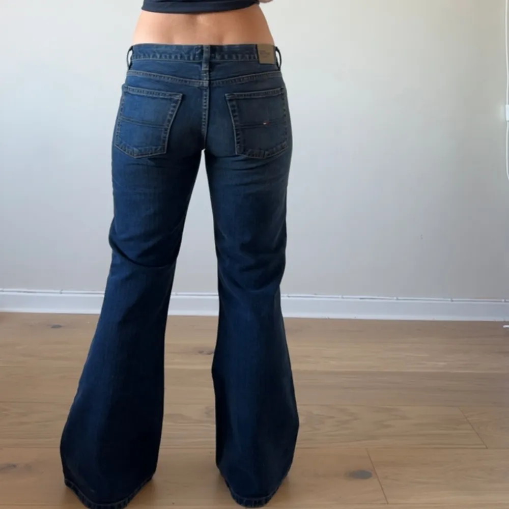 Så snygga lågmidjade Hilfiger jeans jag är 166cm och brukar ha 36/S. Midjemåttet är ca 82cm och innerbenslängden är ca 78cm. . Jeans & Byxor.
