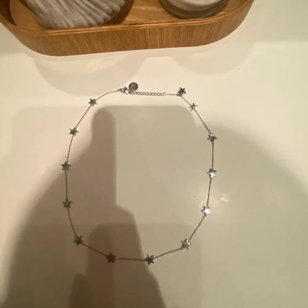 Säljer detta super söta halsband med stjänor, halsbandet är använt få gånger och har därför ett bra skick💕💕💕🌟🌟. Accessoarer.
