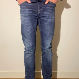 Jeans från märket amaci & sons - Jeans som linkar många modeller från blandannat dondup och replay, skit trendiga och snygga! Hör av er vid mer frågor, bilder eller önskar pris! 