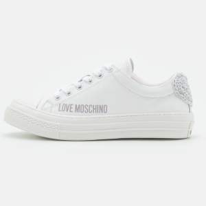 Sjukt snygga sneakers från love moschino! nypris 2195kr säljer för 800kr! smarsamt använda, skriv för egna bilder!!!❤️