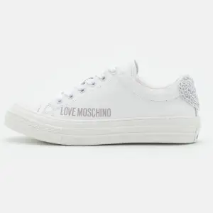 Sjukt snygga sneakers från love moschino! nypris 2195kr säljer för 800kr! smarsamt använda, skriv för egna bilder!!!❤️