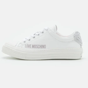 love moschino sneakers - Sjukt snygga sneakers från love moschino! nypris 2195kr säljer för 800kr! smarsamt använda, skriv för egna bilder!!!❤️