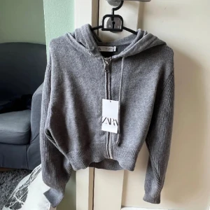 Stickad ziphoodie - Stickad ziphoodie i storlek xs💕Helt i nyskick och är aldrig använd🥰