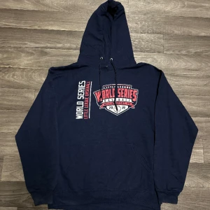 World Series Hoodie - Snygg college Hoodie i storlek M! Bara att skriva om du undrar över något🙏