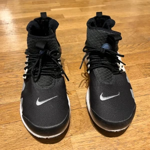 Nike sneakers  - Nike air presto mod utility. Svarta med gråa blå och vita detaljer. Använda sparsamt 