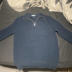 Pärlstickad tröja från zara - Säljer en pärlstickad tröja från zara. Den är använd 1 gång och är i nyskick. Nypris är 500 och marinblåa färgen är slutsåld på hemsidan. Skriv vid frågor och pris ej spikat.