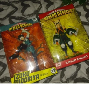 Anime figurer - Har haft dessa i lite över 1 år nu, och är ute ur min manga/anime fas. Har tagut ut dem ur lådan någon gång vilket tyvär minskar värdet... köpta för 900kr/st och säljer för 400kr styck. Meddela vid frågor, fler bilder eller prisförslag ❤️