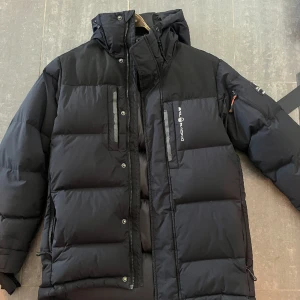 Sail Racing dunjacka - Säljer min Sail Racing ”Sail Antartica Expedition” i storlek Small. Nypris 4500kr   Säljes då den blivit för liten för mig