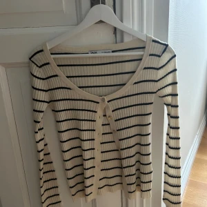 Zara topp - Säljer min jättefina zara topp då den tyvärr inte kommit till användning🫶🏼 Hör av dig om flera bilder eller om du har några frågor!