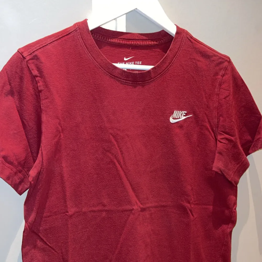 Röd Nike T-shirt med swoosh  Storlek M . T-shirts.
