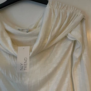 Off-shoulder topp från Nelly - Vit off shoulder-topp från Nelly, aldrig använd. Så skönt material. Storlek S. Säljer för 100:-. Köparen betalar ev frakt.