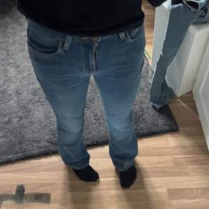 Jag säljer ett par blåa Lee jeans som jag aldrig använt.  Modell Breese boot, långa i benen och mid waisted men väldigt fina! Storlek W27 L33. Jag står inte för frakten💞