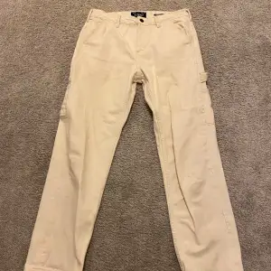 Ett par beiga jeans från Pull and Bear med unik design. Nästan oanvända och är i fint skick. Storlek eu 40 (passar dig som har runt 30W 32L)