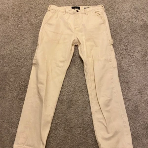 BAGGY JEANS  - Ett par beiga jeans från Pull and Bear med unik design. Nästan oanvända och är i fint skick. Storlek eu 40 (passar dig som har runt 30W 32L)
