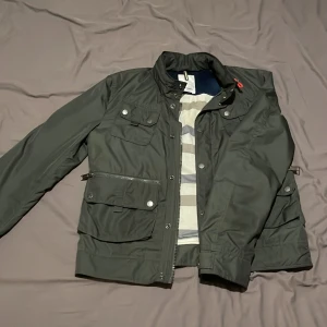 J Lindeberg jacka - Säljer denna j lindeberg jacka eftersom jag inte gillar den längre skick 8/10 fet till våren och inne just nu