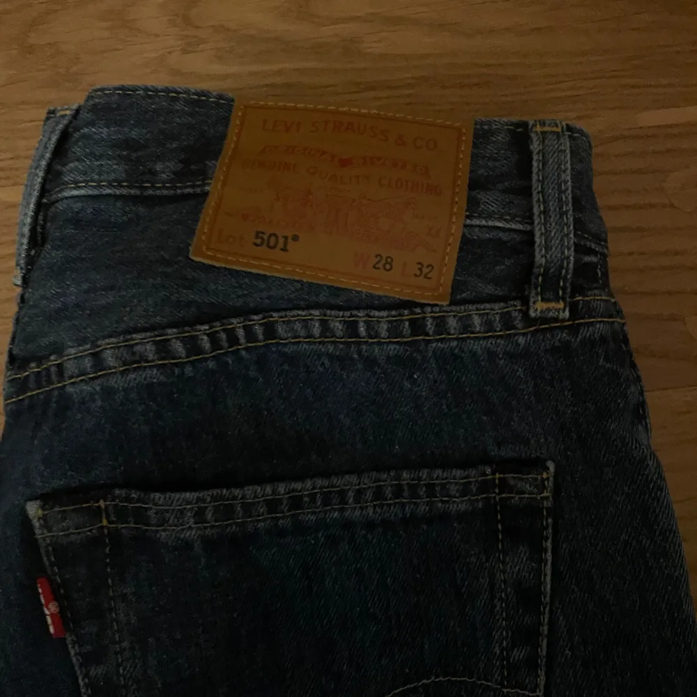 Hej, säljer nu mina Levis 501 jeans. Använda endast ett par gånger.  Nypris: 1100 kr. Mitt pris 400 kr.  Hör av dig vid frågor eller vid fler bilder😊 Pris kan diskuteras.. Jeans & Byxor.