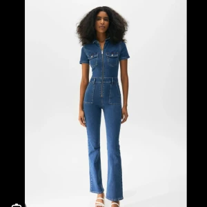 jeansdress -  trendig jeansdressen som använts ett fåtal gånger men tyvärr har blivit för liten för mig. sitter jättefint på o formar kroppen jättesnyggt!🩷