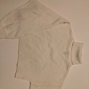 Vit stickad tröja.  - Fin stickad tröja som är oversized i ärmarna med en kortare passform. Knappt använd och i fint skick.