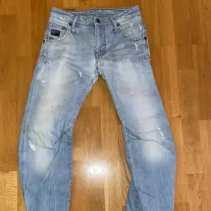 ▪️G-star jeans med slitningar. (Slim) ▪️W26/L32. ▪️Slitet mellan benen.( se bild 3) ▪️Ingen stretch. ▪️100% bomull. ▪️Det är bara att höra av sig vid frågor/funderingar/mer bilder!😃 