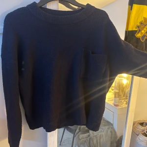 zara tröja - sååå fin mörkblå stickad tröja från zara!!! finns ej kvar på zara! passar Xs-M💗💗💗 
