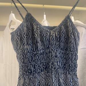  Säljer denna superfin långklänning ifrån H&M i storlek XS! Aldrig använd i mycket fint skick!💘