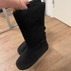 Uggs liknande  - Höga boots helt nya oanvänd 