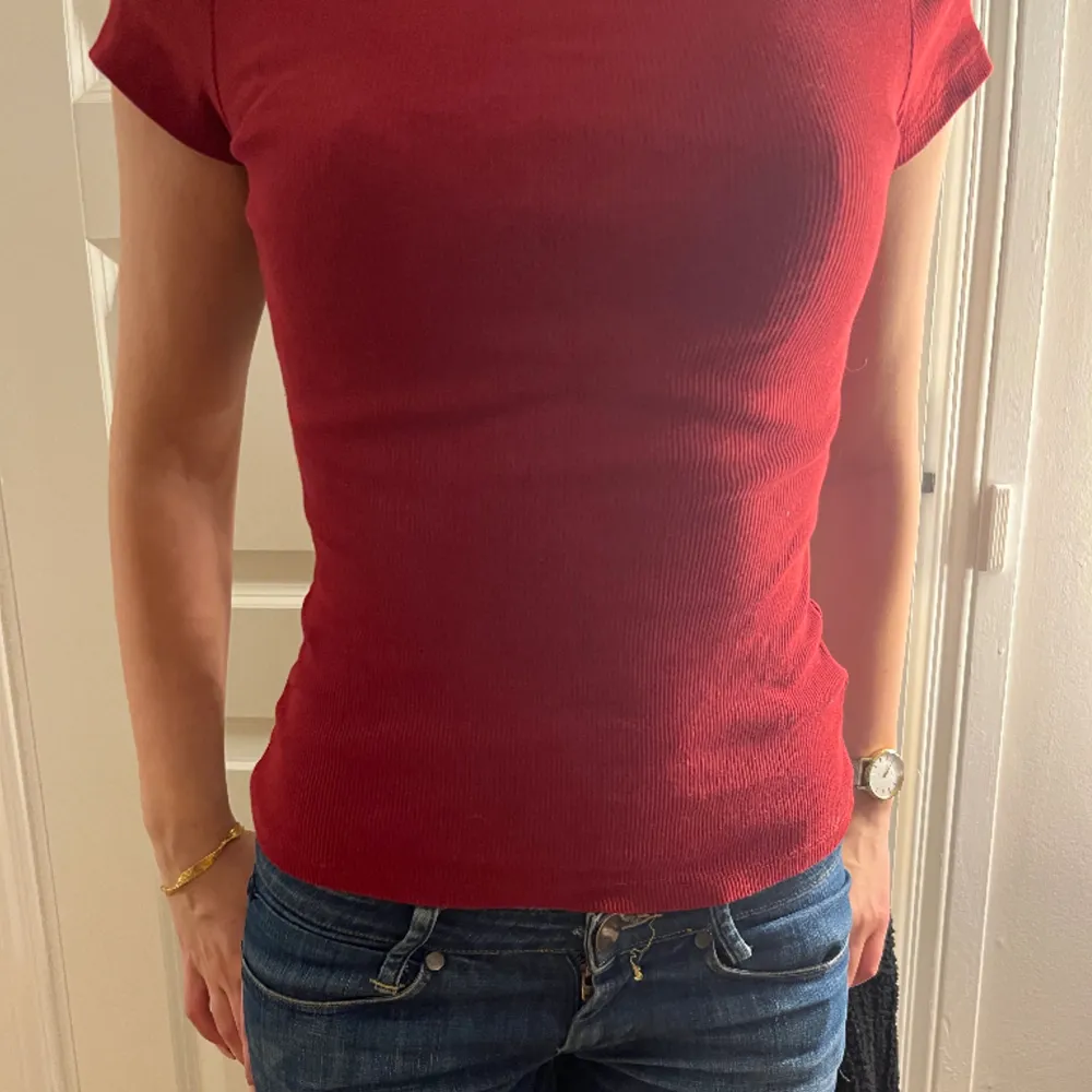 Storlek xs, jätte fin vinröd t-shirt, säljs pågrund av att den inte kommer till användning.🥰. T-shirts.