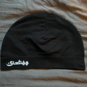 Sixties mössa vit/svart ljusblå/svart  - Pris kan diskuteras 