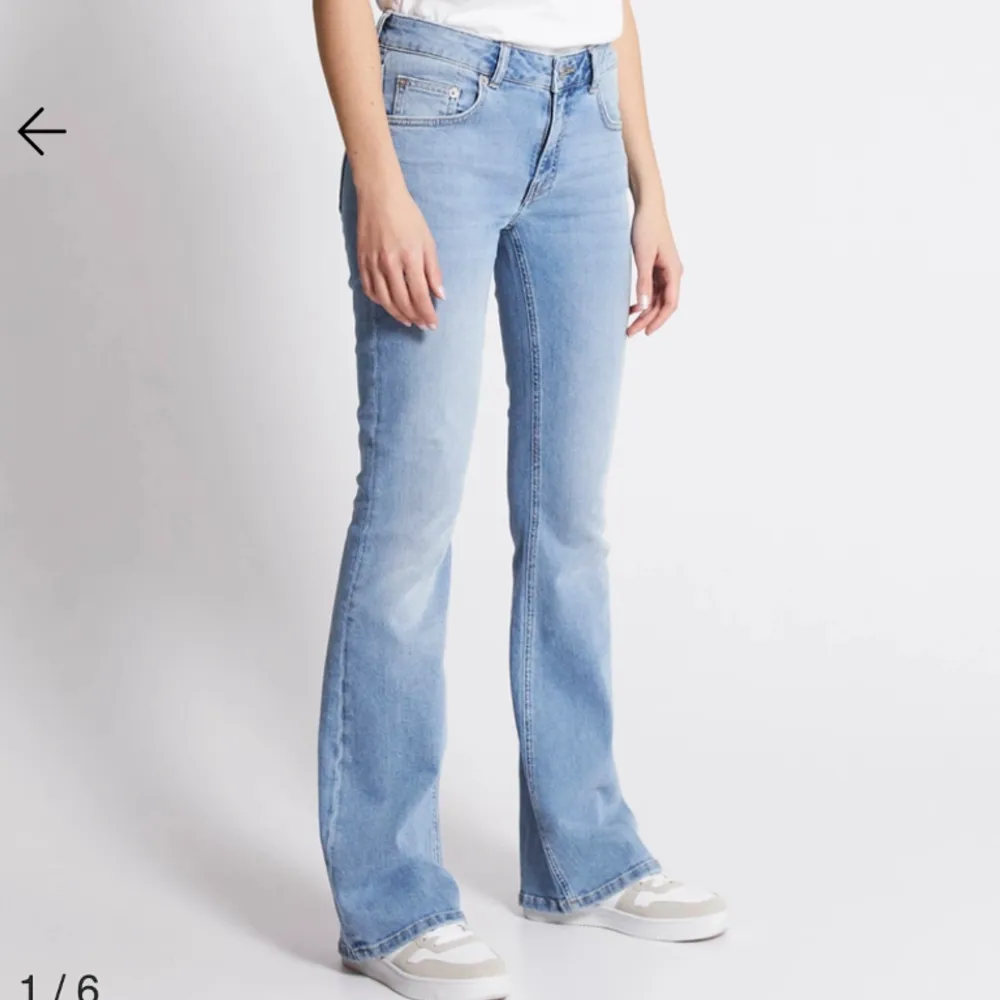 Jag säljer nu mina oanvända jeans från lager 157 då dom aldrig kommit till användning. Det är i stolen xs och längden short, färg ”light used”. Säljer för original pris då dom är helt oanvända! Skriv för mer info🩷. Jeans & Byxor.