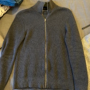 East West tröja - Säljer denna riktigt snygga tröja då den vart för liten. Nypris: 999 | Skick: 9/10 | Hör av dig om du har någon fråga!