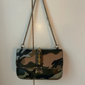 Valentino väska - Säljer min valentino garavani glam lock bag. Använd men i fint skick!! Köpt på vestiare för 4500 kr.