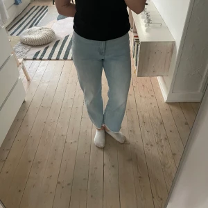 Ljusa jeans i stl 158 - Ljusblåa jeans från Lindex, barn. Storlek 158, har normalt XS i jeans. Breda/raka i modellen, mässingsdetaljer och fransiga nedtill. 