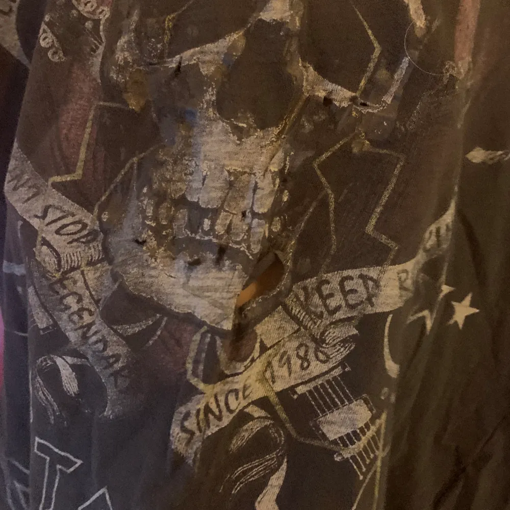 ”Rock tour mayhem” tröja i bomull, ingen aning om den är äkta men köptes på loppis för säkert 15 år sedan! Skulle säga att den är i storlek S-M. Notera hålet på sista bilden!. T-shirts.