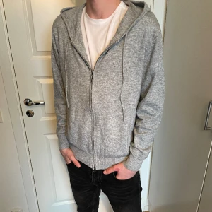 Kashmir zip hoodie  - Säljer en Kashmir zip hoodie! Den är endast testad!  Storlek M! Hör gärna av dig om du har frågor!