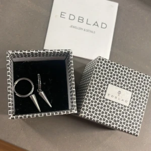 Edbladörhängen spikar - As snygga o trendiga Peak Hoops Sparkle Black Steel från edblad🌟nypris 450kr, säljer för 250!! 