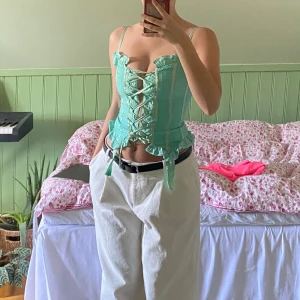 Korsett - Jordens finaste Gunilla Pontén-korsett 🦋 Väl omhändertagen vintage med magiska detaljer, man kan ha den åt båda hållen och koppla på och av axelremmar 🎀