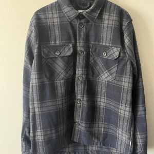 !SOLID Overshirt Blå Bröstfickor   - Väldigt bra skick  Oanvänd Overshirt från !SOLIDs lager  Storlek L   Perfekt till hösten 🙂👍
