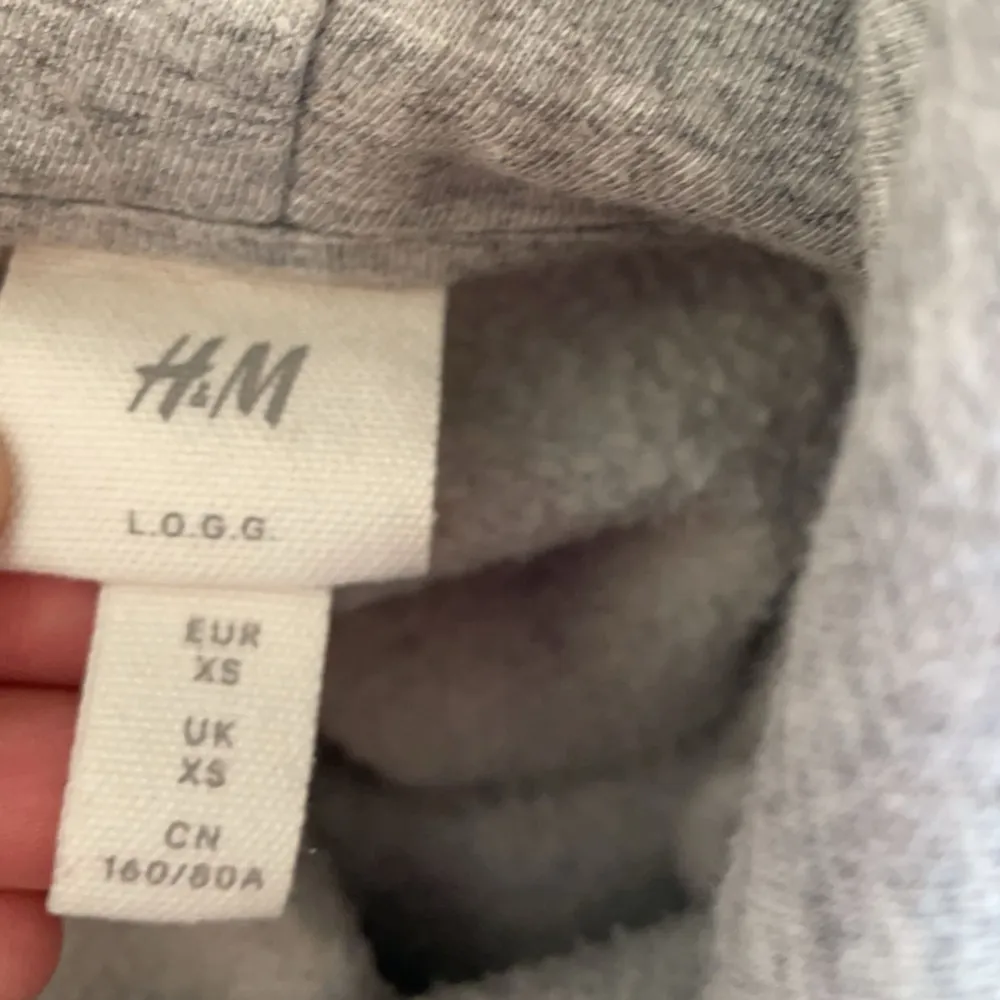 En grå hoodie från h&m! Den är i okej skick men säljer eftersom jag inte fär någon användning utav den💗. Hoodies.