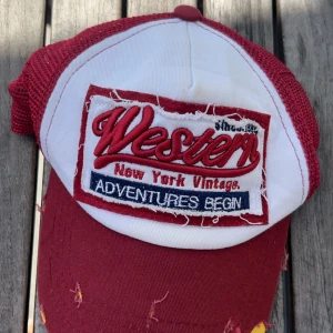 Röd keps  - Cool keps med sliten look! Den ska vara så så inget som är sönder. 🥰