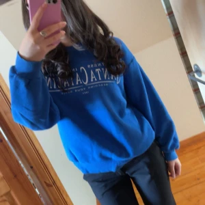 Blå hoodie - Jättefin hoodie från gina i ny skick! Den är knappst använd och är köpt för ca 300kr💗